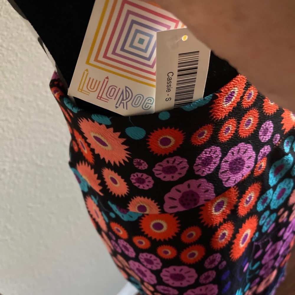 New LULAROE CASSIE Pencil Skirt Black Daisy Floral Small Retro